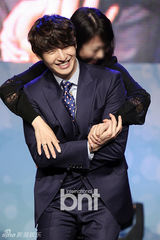 组图：韩星孙浩英迎34岁生日 与粉丝同庆祝