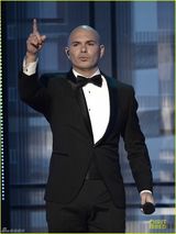 组图：钱婆Ke$ha联手Pitbull 扯衫露黑色胸衣