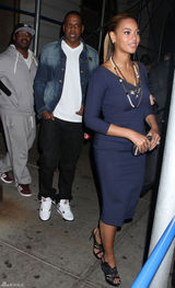 高清组图：碧昂斯蓝裙现身纽约 和老公外出就餐