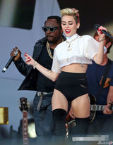 组图：塞勒斯开唱秀长腿 男女通吃与辣妹调情