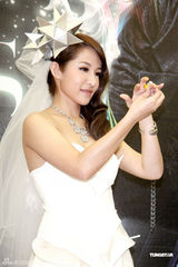 高清：萧亚轩化身纯美新娘 获赠10克拉钻石戒指