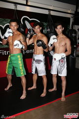 组图：三男模赤膊上阵变拳击手 宣传半裸写真