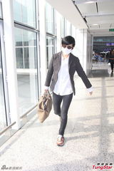 组图：吴君如独自回港 机场婉拒访问