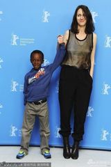 组图：《嫌犯莱拉》发布 导演皮亚中性装亮相