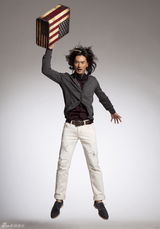 组图：娄淇曝光个性写真 长发帅气显型男本色