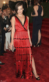 阿尔巴金色长裙赛缪斯 老牌美女波姬-小丝拄拐(图)