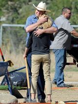 组图：《摩登家庭》片场 克莱尔抹泪被安慰