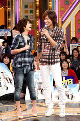 幻灯图：ELLA做客节目宣传新剧 与言承旭亲密拥抱