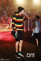 组图：韩歌手HAHA嘻哈献唱发型秀活动