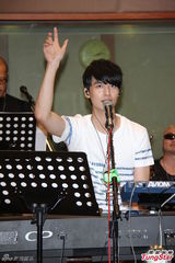 组图：严爵害羞不露人鱼线 女记者上阵验收