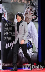 组图：MBLAQ李准宣传《演员》自认新人跪地行礼