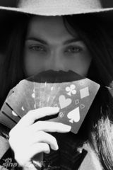 组图：梅根-福克斯登西班牙版《Vogue》玩神秘