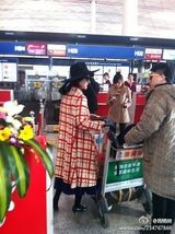 组图：范冰冰前往巴黎时装周 复古装被赞霸气