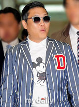 组图：鸟叔PSY赴美宣传新曲 米奇装显童心