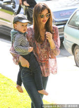 组图：米兰达带子公园游玩 弗林打哈欠萌翻众人