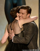 组图：海瑟薇获演员工会最佳女配 黑纱裙领奖