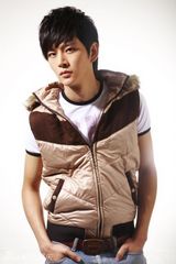 组图：黄明拍摄服装广告 休闲装扮励志向上