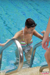 组图：港姐佳丽首度泳衣亮相 水上展傲人身姿