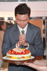 组图：王浩信生日上演舞台剧 女友送旅行箱计划出游