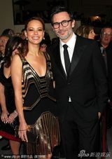 组图：安妮斯顿助阵导演工会奖 黑裙携男友秀恩爱