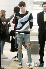 组图：李钟硕飞赴中国站台 休闲装似阳光男孩