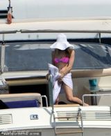 组图：艾薇儿粉红比基尼度假 乘游艇大摆风骚造型