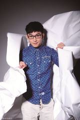 组图：谭杰希曝最新杂志写真 演绎搞怪双面先生