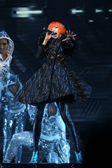 组图：孙燕姿台北开唱 俏丽短发扮“神奇女力”