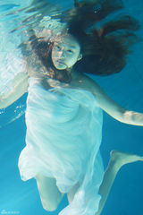 组图：林柯彤拍摄水下写真 裙纱飘荡尽显妖媚