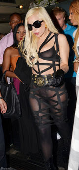 组图：Lady Gaga薄纱bra无惧露点金发墨镜闪亮登场