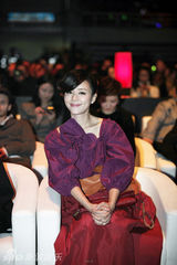 组图：张静初时尚跨年 长裙尽现可爱女人味