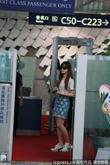 组图：宋茜亮相浦东机场 墨镜遮面衣着随性