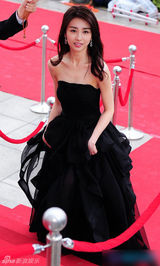 组图：朴河宣抹胸纱裙露香肩 美腿若隐若现