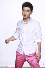 组图：李彦希清爽写真 尽显阳光型男无限活力