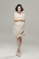 组图：姚贝娜《不唱情歌》裸色连衣裙优雅