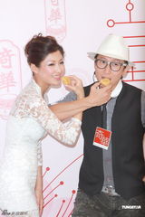 组图：洪天明周家蔚夫妻档甜蜜出镜秀恩爱