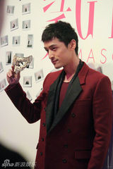 组图：胡歌红装出席时尚盛典 斩获风尚大奖