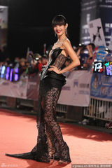 组图：谢怡芬黑色镂空裙性感 酥胸若隐若现