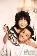 组图：黄晓明携母首登封面 用孝道打造时尚潮妈