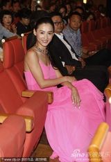 组图：张柏芝助阵新片戛纳首映粉裙摇曳多姿