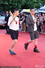 组图：比尔贾聂永真短裤走红毯 持枪耍帅