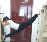 组图：宿舍女生一字马走红网络 美女争相挑战