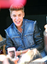 组图：比伯当街献唱谢歌迷 小天王自恋摸发