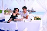 组图：张丹峰洪欣夫妇甜蜜度假 海边嬉闹秀恩爱