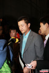 组图：李亚鹏与友人热聊笑容满面 手上婚戒已摘