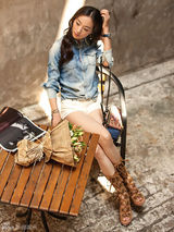 组图：韩雪推个人APP 演绎都市熟女时尚街拍