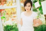 组图：袁姗姗夏日写真 清新白衣化身正能量女孩