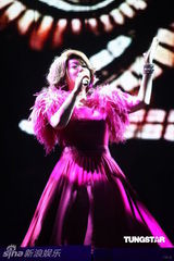 组图：蔡琴百万精华上海演唱会 回忆往事泪盈眼眶