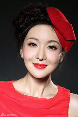 组图：郑亦桐暖色系写真 洋溢喜气年味