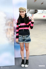 组图：张柏芝靓装青春动人 妩媚辣妈现场秀钻戒